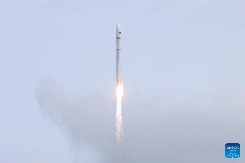 China lan?a grupo de satélites de órbita terrestre baixa