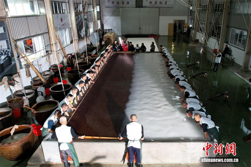 Tradi??o em grande escala: confeccionada folha de papel Xuan de 11 metros