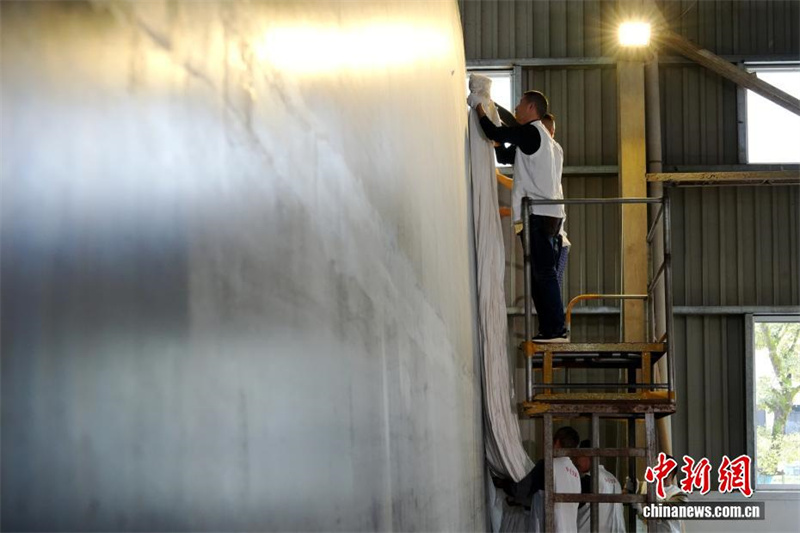 Tradi??o em grande escala: confeccionada folha de papel Xuan de 11 metros