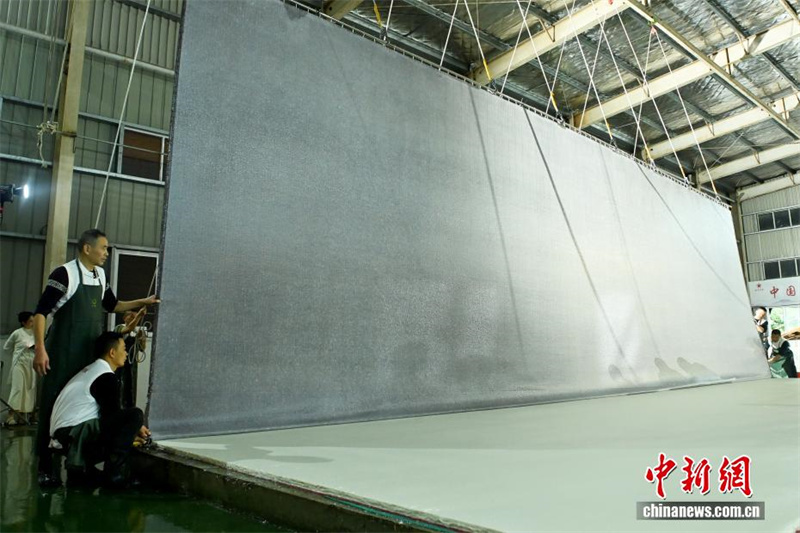 Tradi??o em grande escala: confeccionada folha de papel Xuan de 11 metros