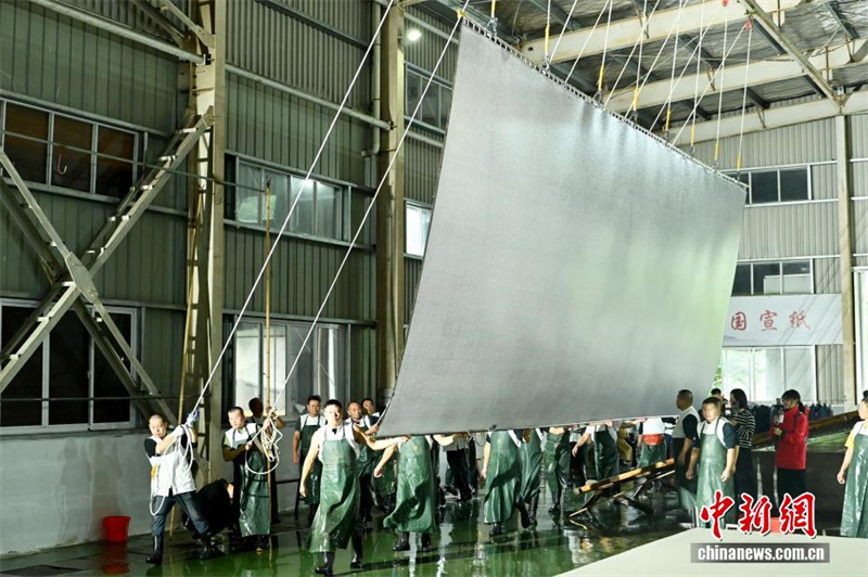 Tradi??o em grande escala: confeccionada folha de papel Xuan de 11 metros