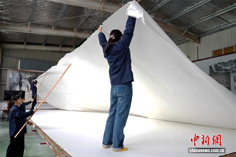 Tradi??o em grande escala: confeccionada folha de papel Xuan de 11 metros