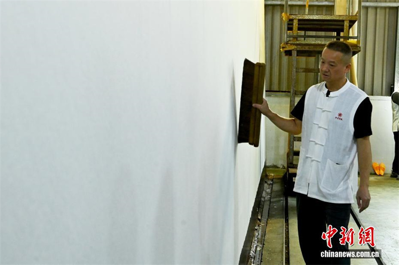 Tradi??o em grande escala: confeccionada folha de papel Xuan de 11 metros