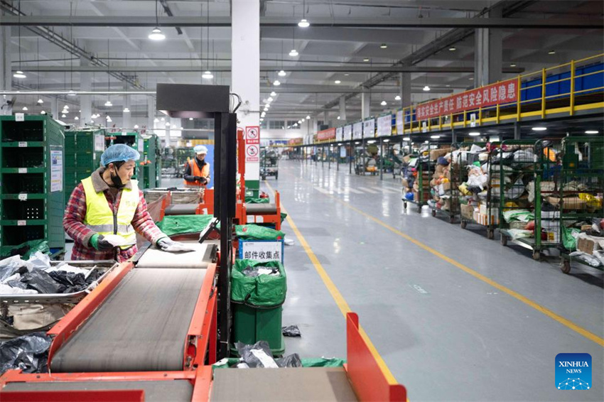 Correios da China se esfor?am para garantir a entrega de encomendas para o festival de compras online 