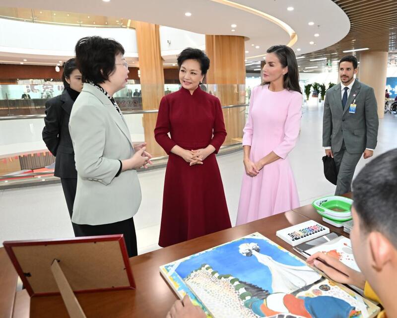 Peng Liyuan e rainha Letizia da Espanha visitam centro de servi?os para pessoas com deficiência em Beijing