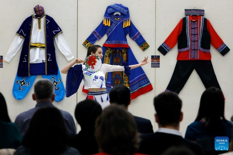 Trajes étnicos chineses est?o em exposi??o na Romênia