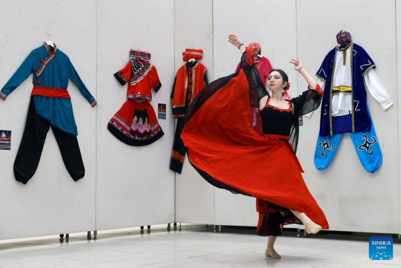 Trajes étnicos chineses est?o em exposi??o na Romênia