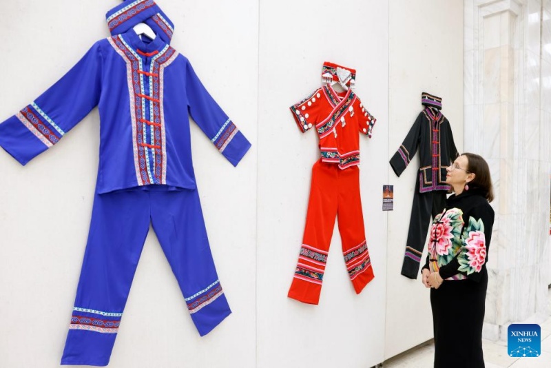 Trajes étnicos chineses est?o em exposi??o na Romênia