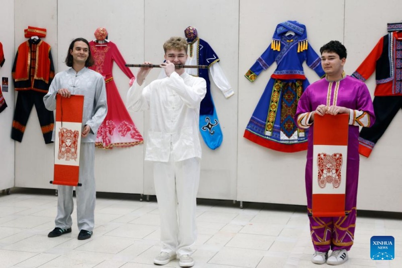 Trajes étnicos chineses est?o em exposi??o na Romênia