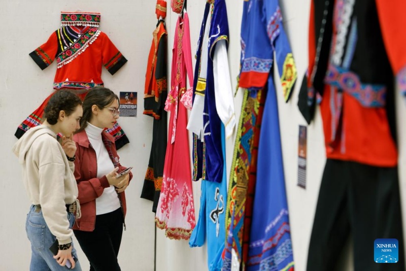 Trajes étnicos chineses est?o em exposi??o na Romênia