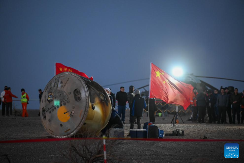 Todos os astronautas da Shenzhou-20 saem da cápsula de retorno