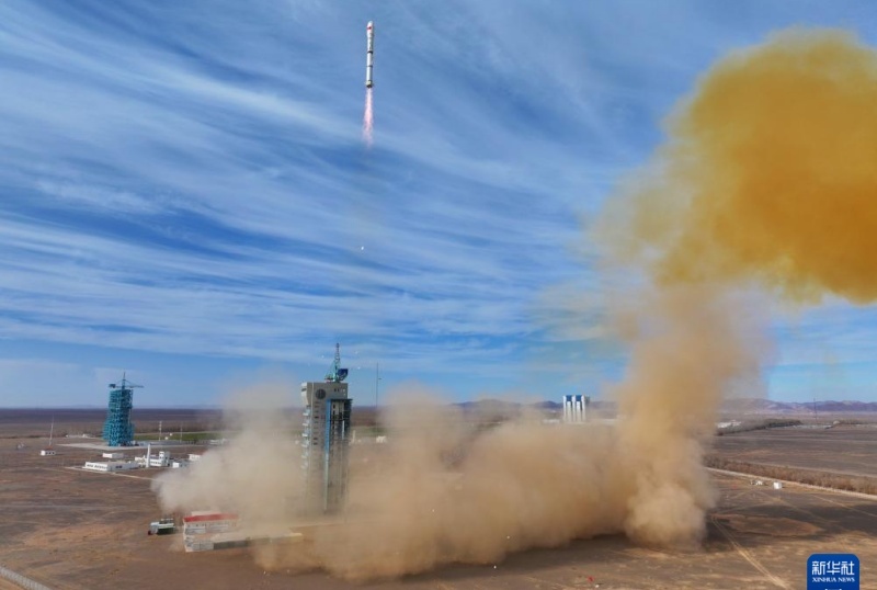 China lan?a três novos satélites ao espa?o