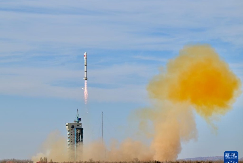 China lan?a três novos satélites ao espa?o