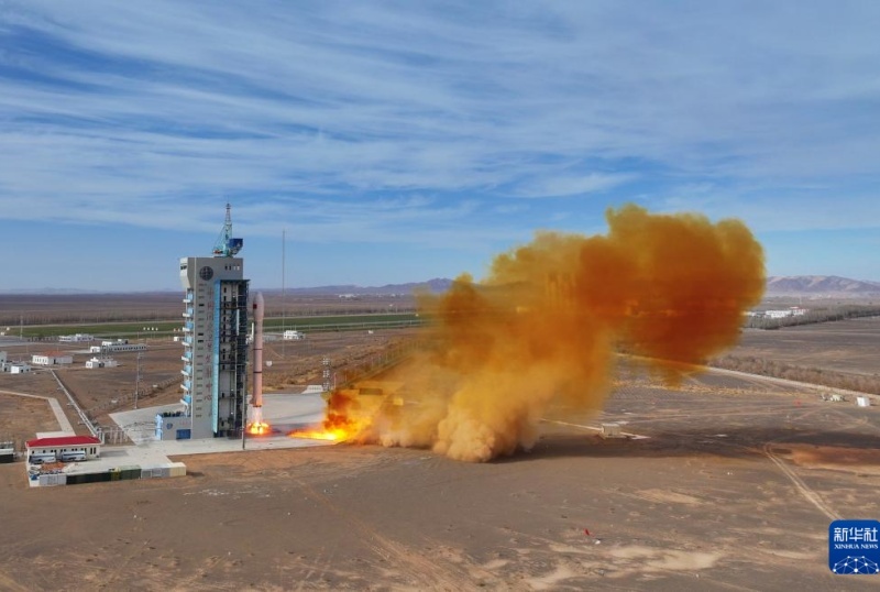 China lan?a três novos satélites ao espa?o