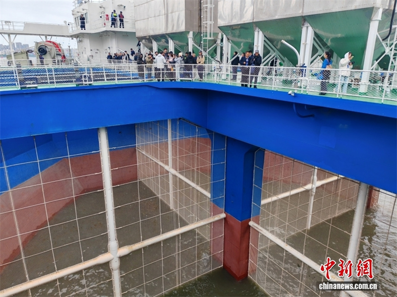 Primeiro navio de cria??o inteligente de peixes em mar profundo do mundo entra em opera??o em Guangdong