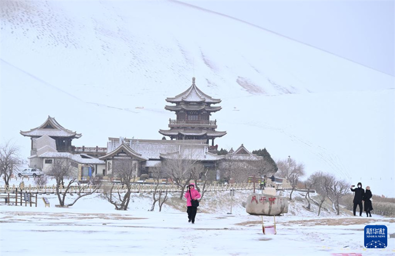 Gansu: pontos turísticos de referência em Dunhuang cobertos de branco após queda de neve