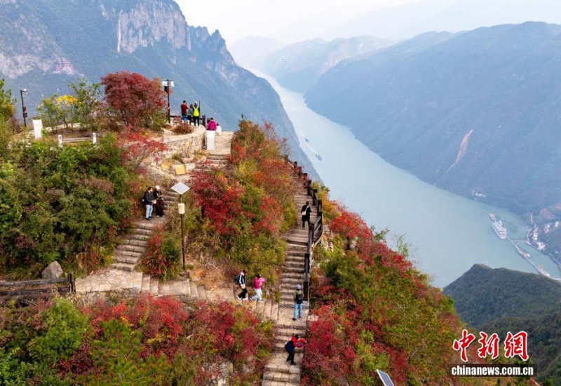 Montanhas rubras nas Três Gargantas: o espetáculo das folhas de Wushan