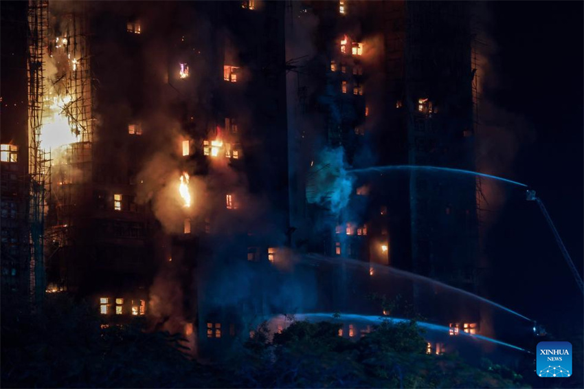 Incêndio em área residencial de Hong Kong é gradualmente controlado: Chefe do Executivo da RAEHK