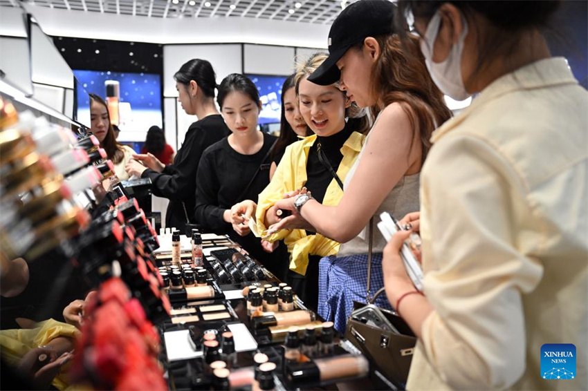 Clientes fazem compras em um shopping duty-free em Sanya, província de Hainan, no sul da China