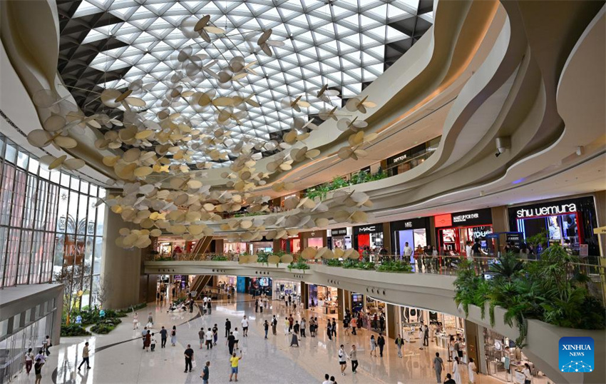 Clientes fazem compras em um shopping duty-free em Sanya, província de Hainan, no sul da China