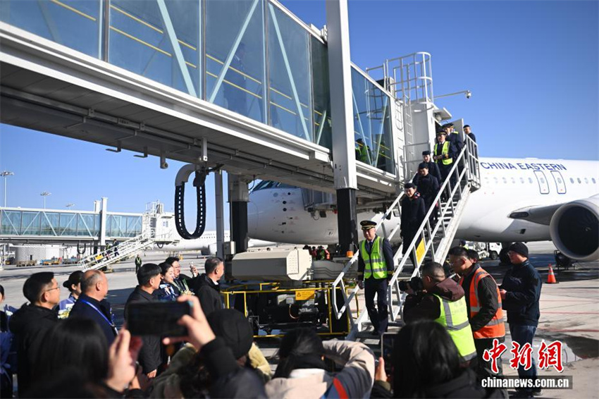 Aeronave C919 realiza primeiro voo da China Eastern para aeroporto de planalto em Lanzhou