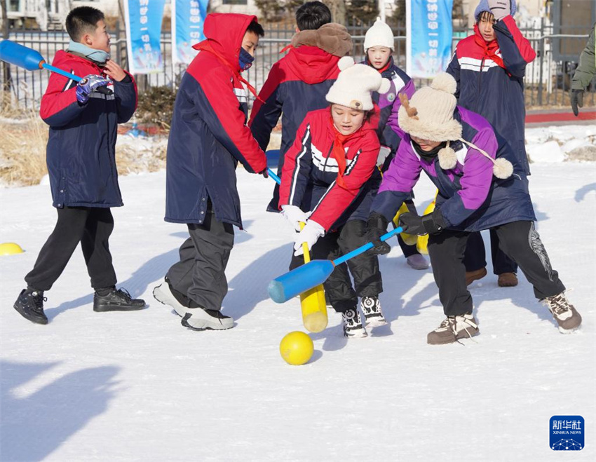 “Férias na Neve” permite que jovens desfrutem de esportes de inverno sem tarefas escolares em Jilin, nordeste da China