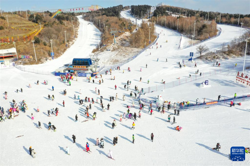 “Férias na Neve” permite que jovens desfrutem de esportes de inverno sem tarefas escolares em Jilin, nordeste da China