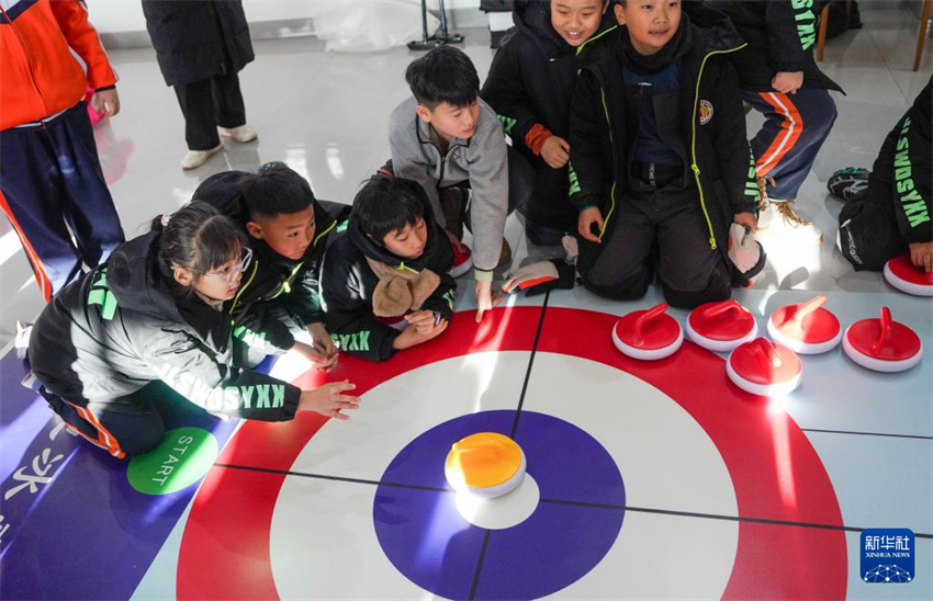 “Férias na Neve” permite que jovens desfrutem de esportes de inverno sem tarefas escolares em Jilin, nordeste da China