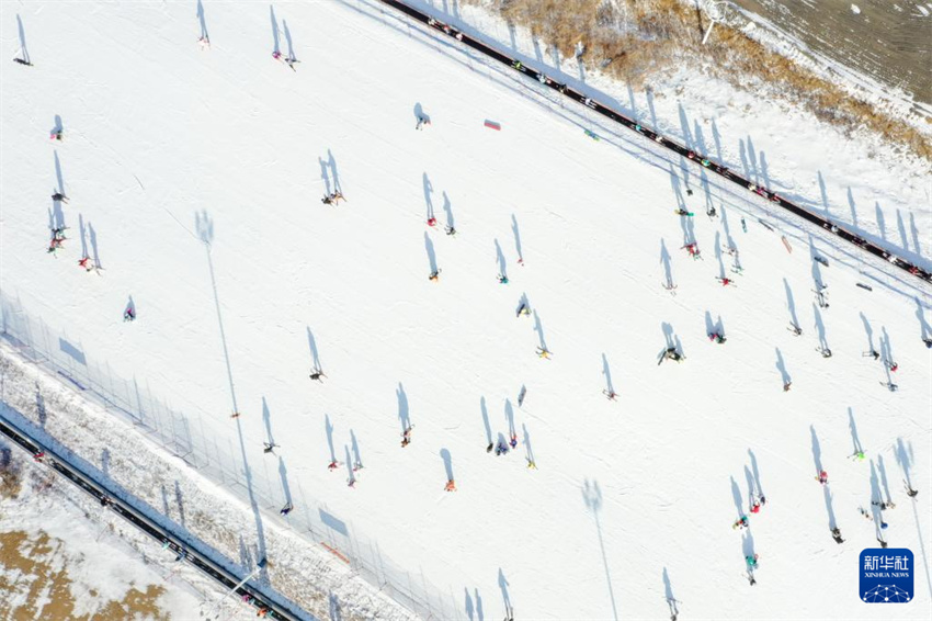 “Férias na Neve” permite que jovens desfrutem de esportes de inverno sem tarefas escolares em Jilin, nordeste da China