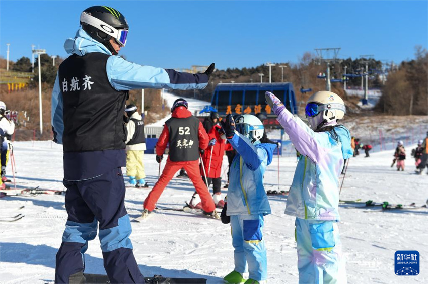 “Férias na Neve” permite que jovens desfrutem de esportes de inverno sem tarefas escolares em Jilin, nordeste da China