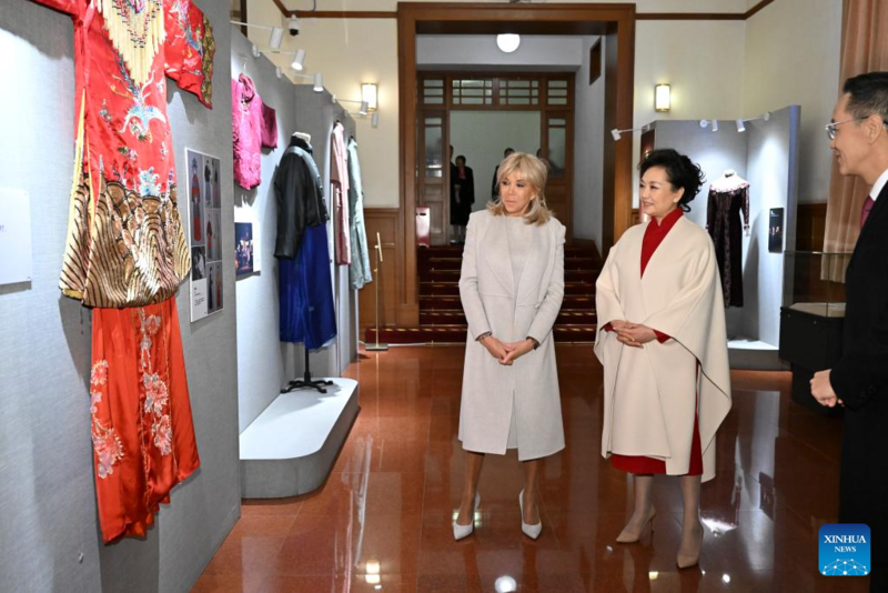 Peng Liyuan e Brigitte Macron visitam Teatro de Arte Popular de Beijing
