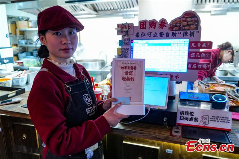 Restaurante 'silencioso' em Zhengzhou celebra Dia Internacional das Pessoas com Deficiência