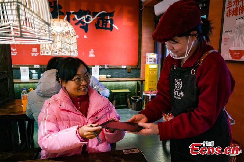 Restaurante 'silencioso' em Zhengzhou celebra Dia Internacional das Pessoas com Deficiência