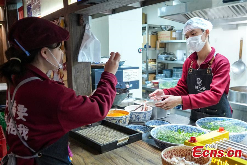 Restaurante 'silencioso' em Zhengzhou celebra Dia Internacional das Pessoas com Deficiência