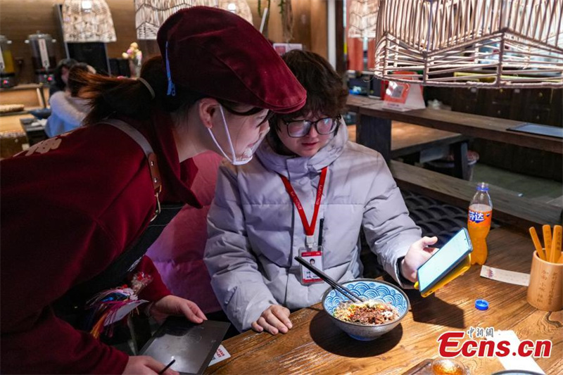 Restaurante 'silencioso' em Zhengzhou celebra Dia Internacional das Pessoas com Deficiência