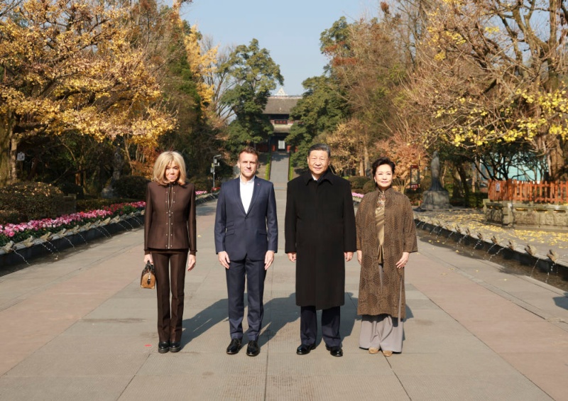 Xi Jinping e Macron realizam reuni?o informal na província chinesa de Sichuan