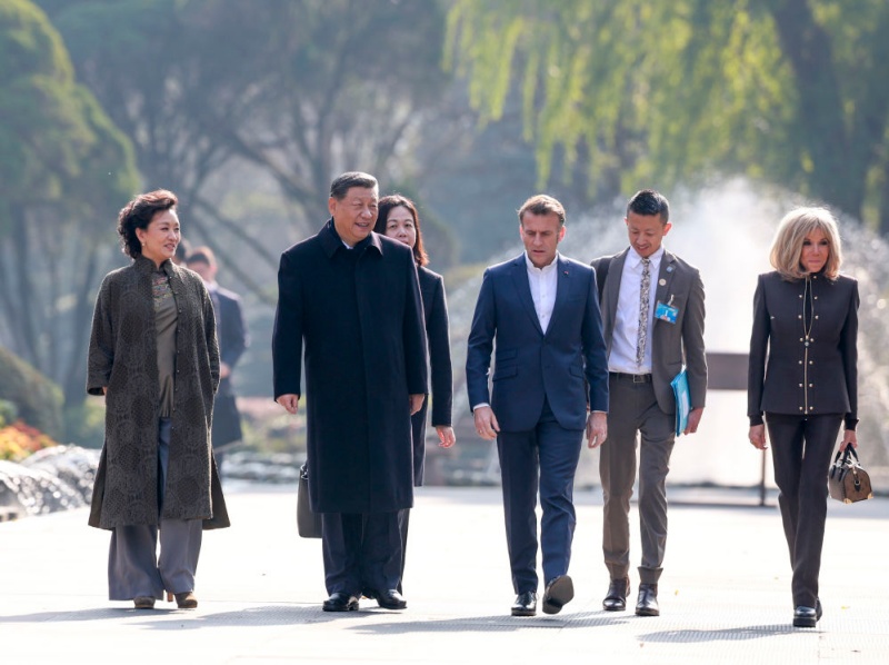 Xi Jinping e Macron realizam reuni?o informal na província chinesa de Sichuan