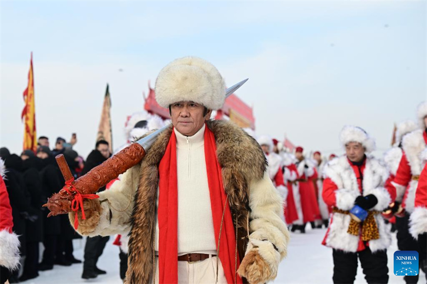 China: colheita de gelo dá início à temporada de turismo de inverno na 