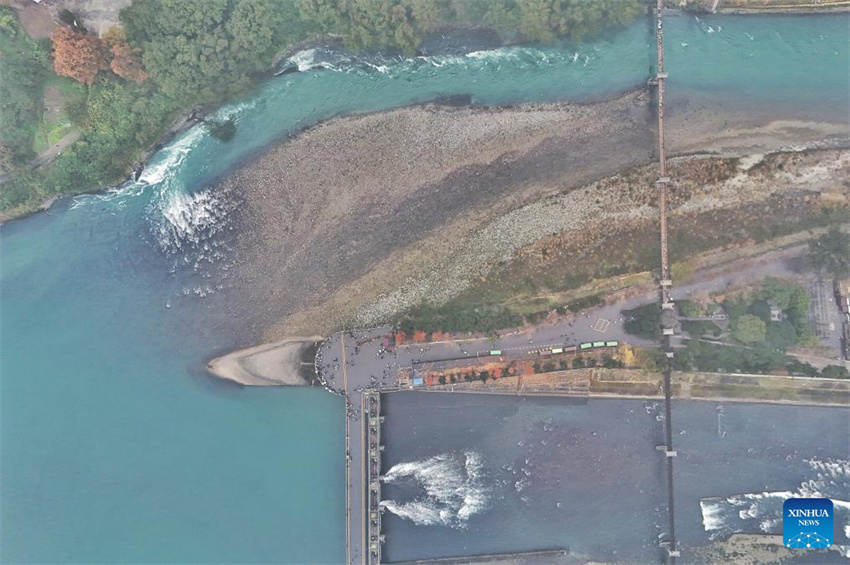 Vis?o detalhada do sistema de irriga??o de Dujiangyan em Chengdu, China