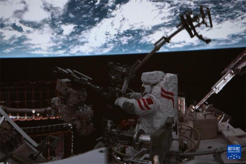 Astronautas da miss?o Shenzhou-21 concluem primeira série de atividades extraveiculares em órbita