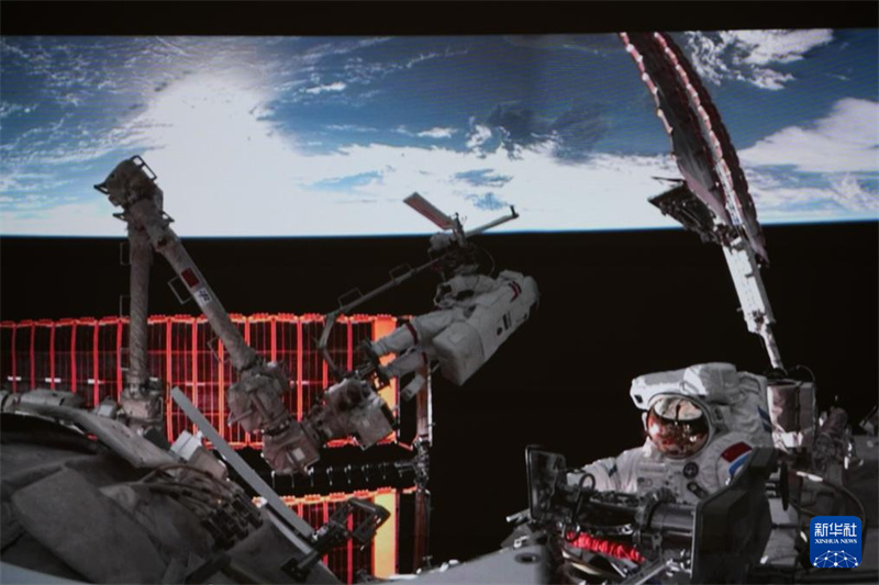 Astronautas da miss?o Shenzhou-21 concluem primeira série de atividades extraveiculares em órbita