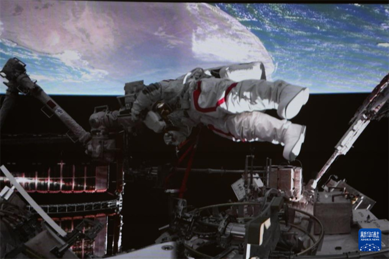 Astronautas da miss?o Shenzhou-21 concluem primeira série de atividades extraveiculares em órbita