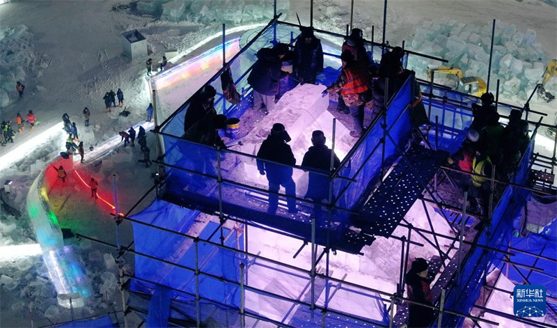 Torre principal da 27a edi??o do Mundo de Gelo e Neve de Harbin atingiu sua altura máxima