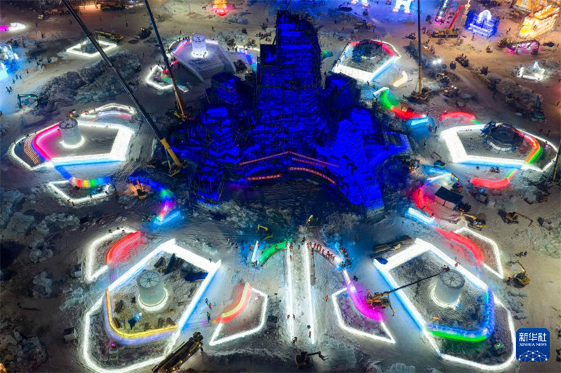 Torre principal da 27a edi??o do Mundo de Gelo e Neve de Harbin atingiu sua altura máxima